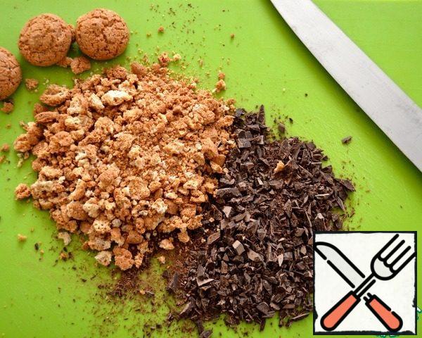 Pre-cut the chocolate into small pieces and break the cookies (in the absence of Amaretti cookies, you can take any other crispy cookies or even meringue broken into pieces).

