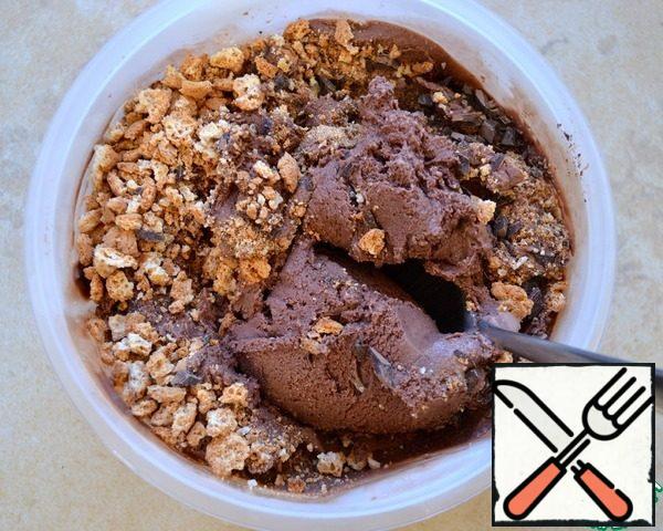 Shortly before the ice cream is ready, add the cookie crumbs and chocolate and mix. Remove the finished ice cream in the freezer and store there until consumed!