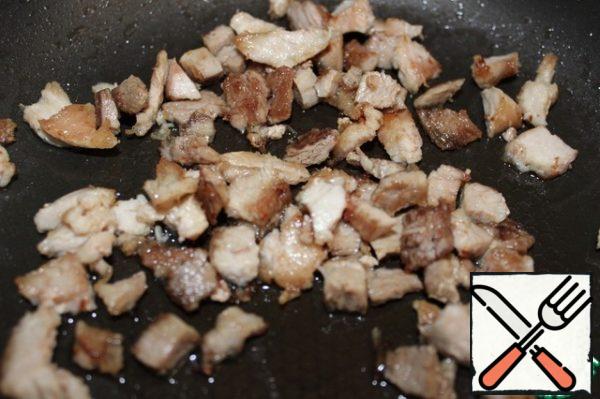 The meat is boiled until tender, cut into small pieces and fry lightly in a frying pan.