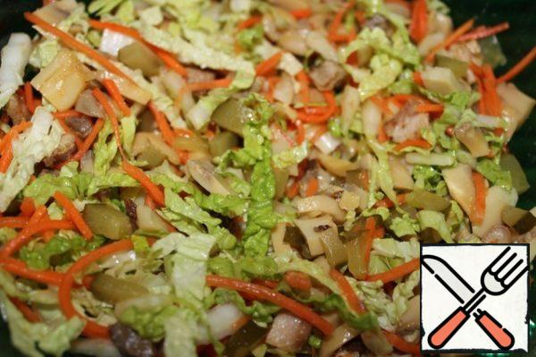 Meat, cucumbers, mushrooms, chopped Peking cabbage and carrots in Korean spread in a dish and mix well. Dressed with mayonnaise.