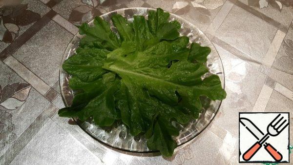 I spread the salad on the oak lettuce leaves. In a more tender version of the salad, the leaves can be cut directly into the salad.
