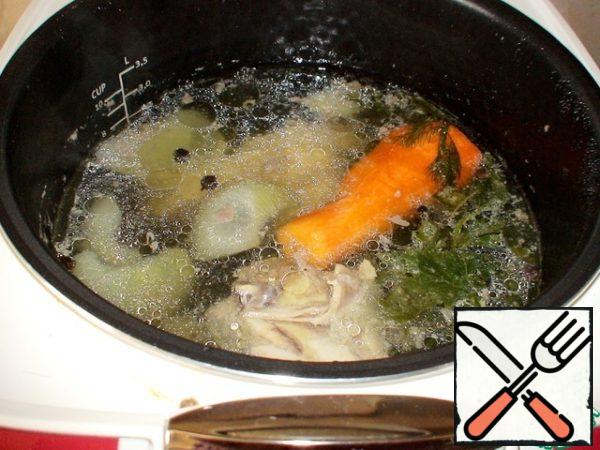 Cook chicken broth. I cooked in a slow cooker. Rinse the meat, the thighs, pour 3 liters of water ( more water does not pour) set the mode "Soup" for 2 hours. Remove scum, add in the bowl multivarki peeled carrots 1 piece, onion 1 piece. Salt and cook for 2 hours. Then you need to strain the broth, after removing the meat, carrots, onions. 
