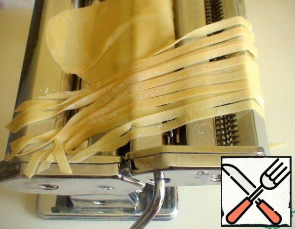 Cut the dough so that you get thin noodles. Put the noodles on a towel and leave to dry for 20-30 minutes.
