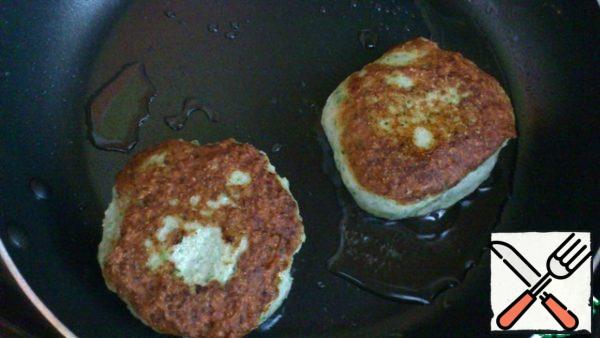 Two more options. Diet-roll the meatballs and cook them for a couple of 7-8 minutes. Be sure to add bay leaf to the water, its aroma will cover the specific smell of broccoli. Option two is to make cutlets and fry them in vegetable oil, also no more than 10 minutes. This option is tastier))