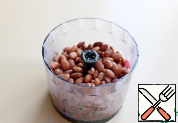 Transfer to a blender bowl (250 g of boiled beans) and grind together with vegetable oil.