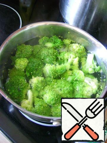 Broccoli disassemble on inflorescences, convenient for eating. Pour cool boiling water for 1 minute, drain and cool broccoli well under a stream of ice water. Then very well to dry – depends on the taste of the salad.