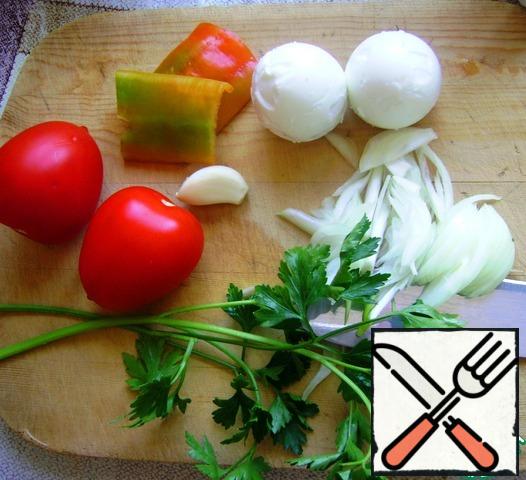 Washed and dried the vegetables coarsely chop. Eggs cut into 8 parts. Onion is easier to cut along the bulb. With parsley break off the leaves, the stems are not needed. Garlic finely chop, do not use a press.