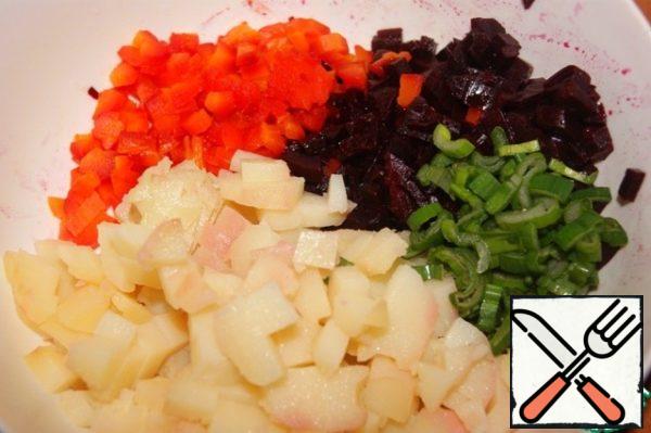 Carrots, potatoes and beets boil and peel. Cool completely.
Cut into small pieces. Add onions.
I first cut the beets and add 1 tablespoon of oil and a little lemon juice, mix and leave for 10 minutes.
It is not so intense will stain the remaining ingredients.