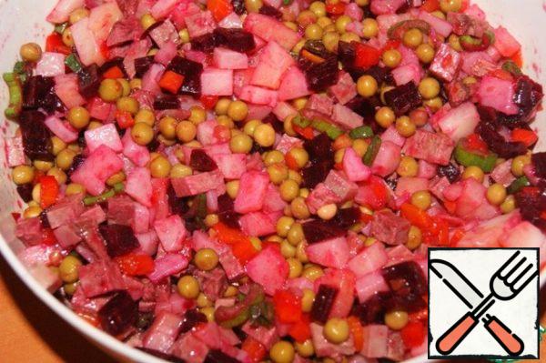 Pour the dressing over the salad, pepper to taste with black pepper and mix well. Put the salad to marinate for 1 hour in the refrigerator.