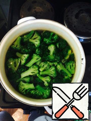 Turn on the stove to the middle level. In a pot of water pour warm water so that it covers completely broccoli. Add salt to taste. Cook broccoli for 35 minutes.