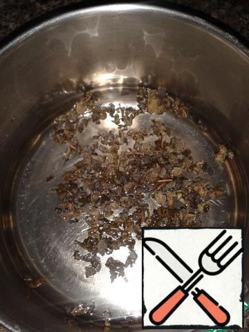 To begin, put the water on the gas and pour 3 good pinch of large green tea. Bring to a boil, stirring occasionally.