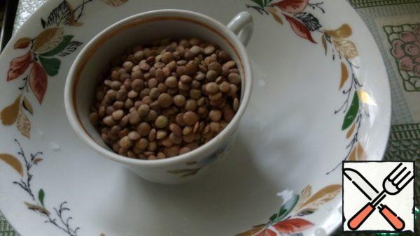 Lentils wash, pour water and boil for 25-30 minutes without bringing to a boil. Make sure it doesn't fall apart.