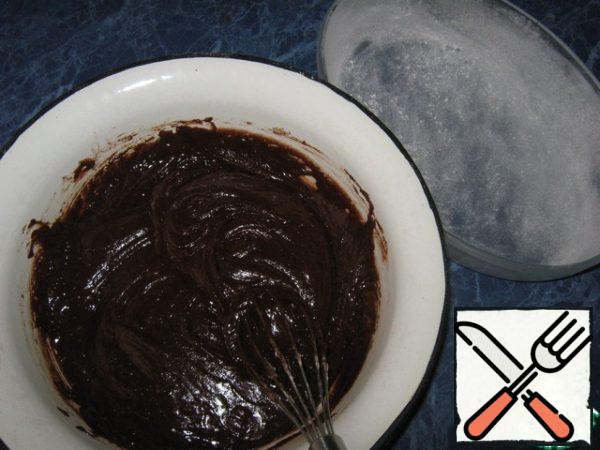 Form for baking (take with a stock, the dough will increase in volume) grease with oil and sprinkle with flour.
The dough is poured into a mold (I sprinkled on top of crushed nuts in chocolate).
