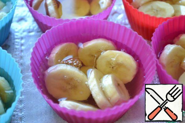 Add lemon juice to the wine-sugar mass, mix and pour over the bananas. Put in the refrigerator until completely solidified.
