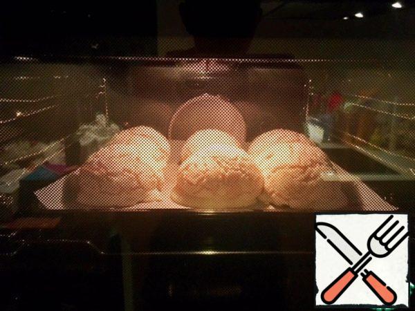 Put our buns in the oven. At a temperature of 170 bake for 25 minutes. Raise to 190 and another min. 7... See for yourself, there will be magic happening...