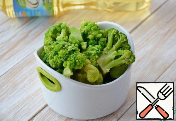 Defrost broccoli, cook in boiling, salted water for about 3 minutes, throw in a colander, let the water drain well.