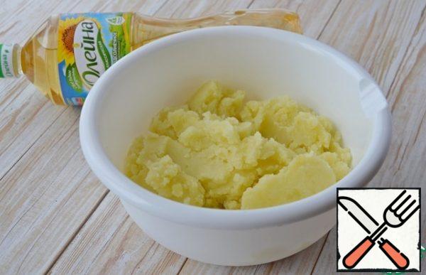 500 g of peeled potatoes boil in salted water, drain the water, leaving 50 ml of broth. Crushed into a puree, adding potato broth, 1 tbsp. spoon of vegetable oil, stir and cool. In chilled puree add 20 g of starch, pepper, 2 cloves of garlic finely chopped, mix thoroughly.