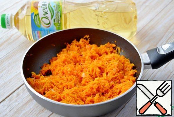 Chop the onion, fry with 2 tablespoons of vegetable oil, add the grated carrots on a medium grater, simmer until soft carrots. Cool, add 2 cloves finely chopped garlic, 15 g starch and pepper, mix.