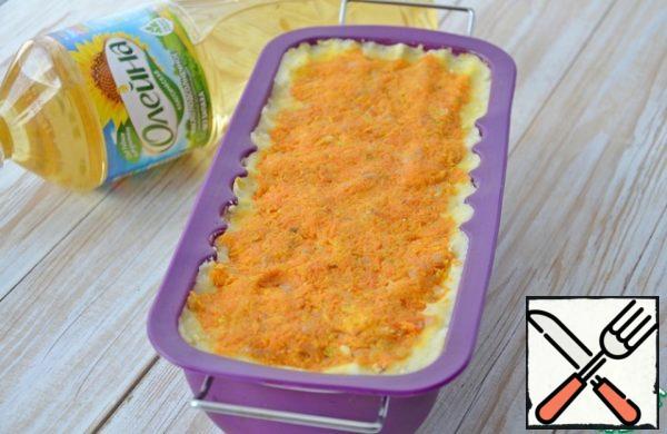 Put the carrots, spread on top and flatten.
Bake in a preheated 180 degree oven for 30-35 minutes.