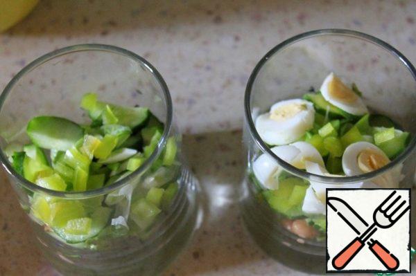 In one of the portions add the quail egg, cut into slices. Complete all the lettuce and chickpeas. From top to pour in the dressing and serve immediately.