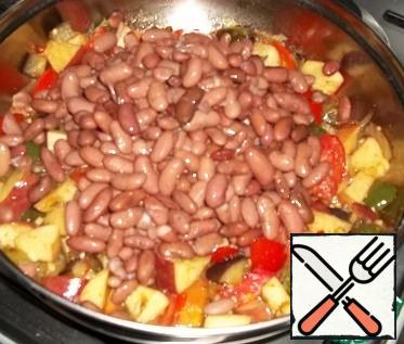 And beans. Simmer for 10 minutes, if necessary, add a little water.