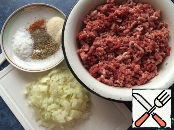 The minced meat I do myself. Add to the minced finely chopped onions, salt 1 tsp, spices, semolina, more minced I do not add anything. 