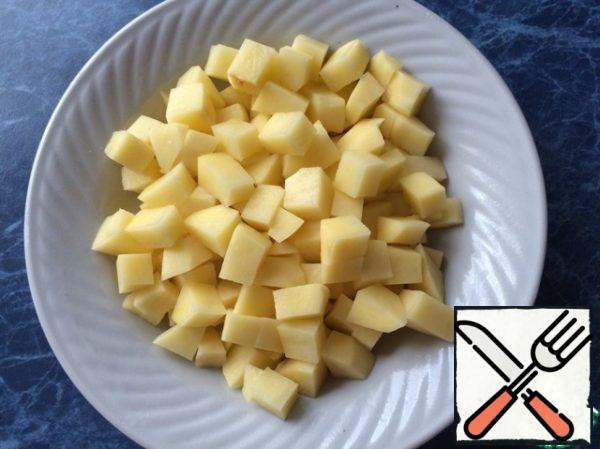 Cut potatoes into small cubes.