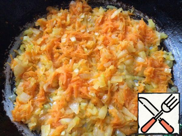 Fry the finely chopped onion and finely grated carrots in butter.
