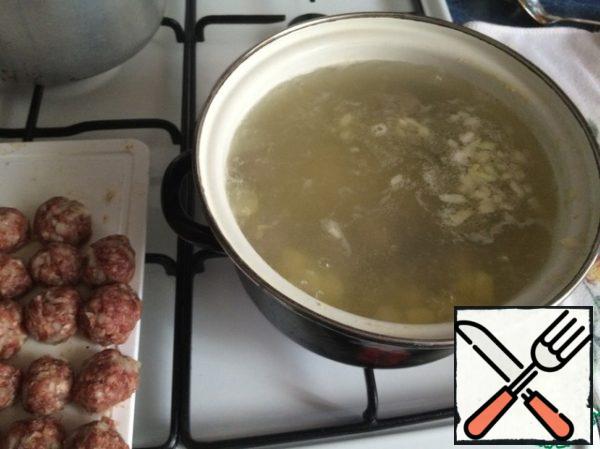 The potatoes were cooked for about 15 minutes, now lower the meatballs.
