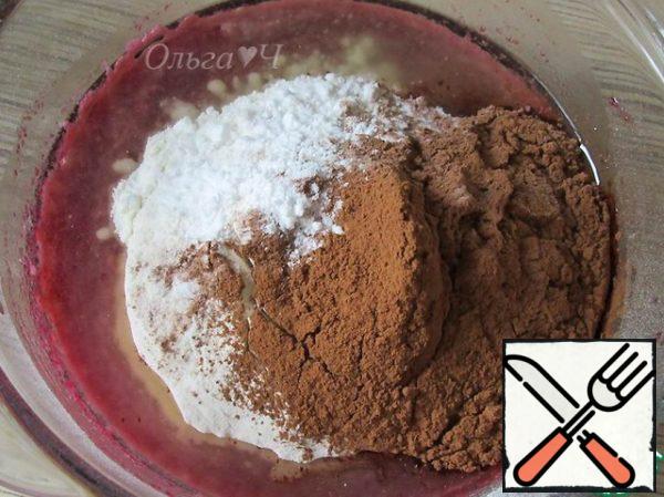 Pour the flour with cocoa, baking powder, salt and vanilla, mix.