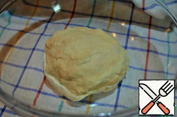 3 g. of yeast to divide into two unequal parts : the 1.25 g and 1.75 g. the Greater part put into the refrigerator. From wheat flour, salt, water, yeast, knead the sourdough. Knead and roll into a bun, remove in a bowl under the film for 12-16 hours.