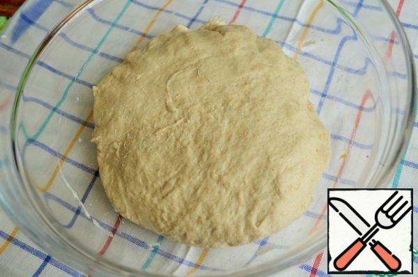 Then knead on the second speed, for 5 minutes. It is possible to do it manually, in time-15 minutes. The dough is very lively, slightly sticky.