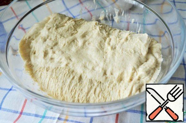 Put on the fermentation, again in a bowl, covered, for 2 hours. It is necessary to double the dough "stretch-fold". Every 40 minutes.