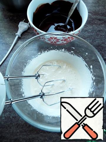 Beat the egg with sugar in a lush white mass, at least 10 minutes.
Melt the chocolate with butter in a water bath or microwave.