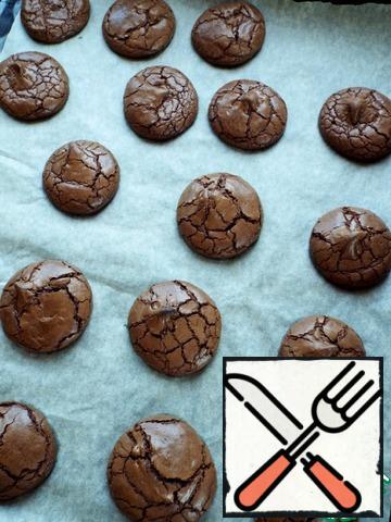 Bake cookies in a preheated 180 degree oven.
As soon as the cookie goes cracks, touch it with your finger, if it is formed, you can get it. I baked for 7 minutes.