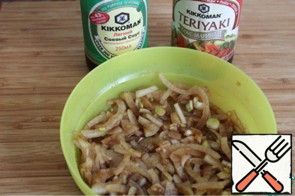 Cut the onion into half rings, pour in 1 tbsp. soy sauce, balsamic vinegar, add sugar and lightly mash with your hands - set aside.
