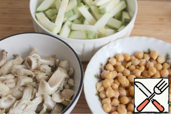 Cut zucchini cubes-the skin is not cleaned, oyster mushrooms in large pieces, prepare boiled chickpeas.