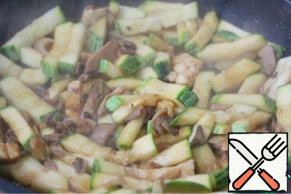 In 2 tablespoons of olive or vegetable oil over high heat, quickly fry oyster mushrooms and zucchini - the vegetables should remain crispy, pour in 1 tablespoon of soy sauce and 1 tsp of teriyaki, mix, hold for a minute and remove from the stove.