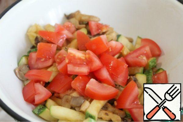 Put the vegetables in a salad bowl, add the chopped tomatoes to the hot vegetables.