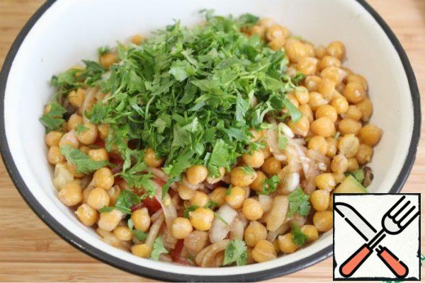 Fry chickpeas in a pan in 1 tablespoon of olive or vegetable oil, put to vegetables, add greens, chili, pickled onions with marinade, black pepper and pickled cucumbers.