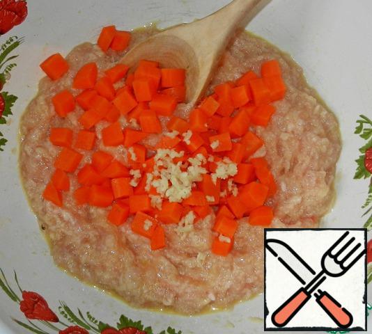 Put the minced meat and squeeze 2 cloves of garlic.