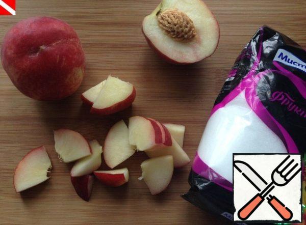 Meanwhile, cut the peach into 2 pieces.

