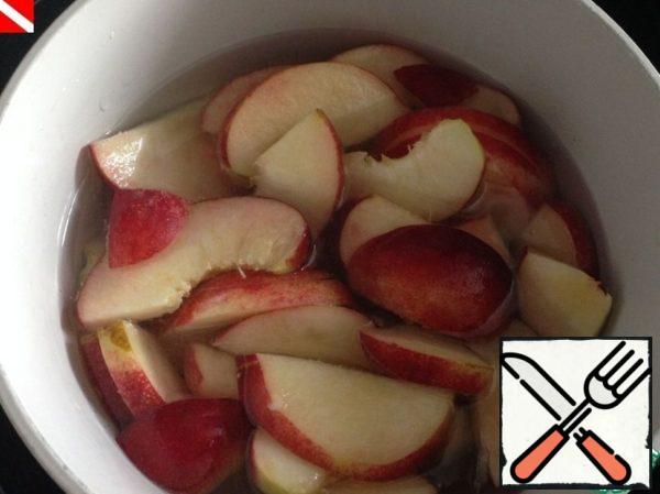 Reduce the heat, put the peach slices in a saucepan, bring to a boil again, turn off the heat and leave for half an hour.
