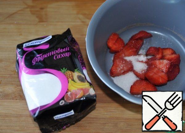Cut strawberries and fill with fruit sugar.