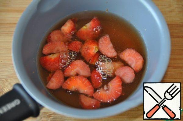 Brewed hot tea is filtered, poured into the berry, mixed and left to infuse until it cools.
