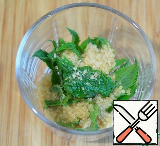 In a glass, knead mint with sugar, lemon juice, dilute with a small amount of cold water, stir until the sugar dissolves completely, pour into the glass through a strainer.