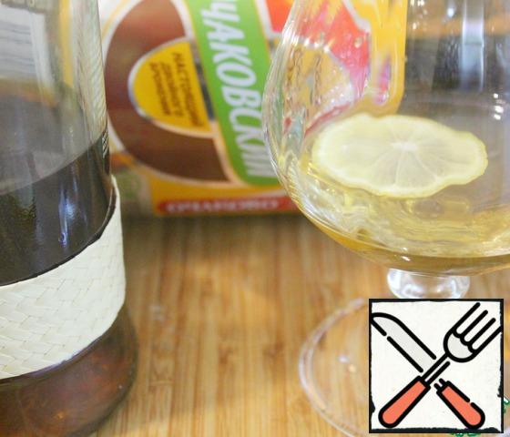 Add a circle of lemon, pour the rum.