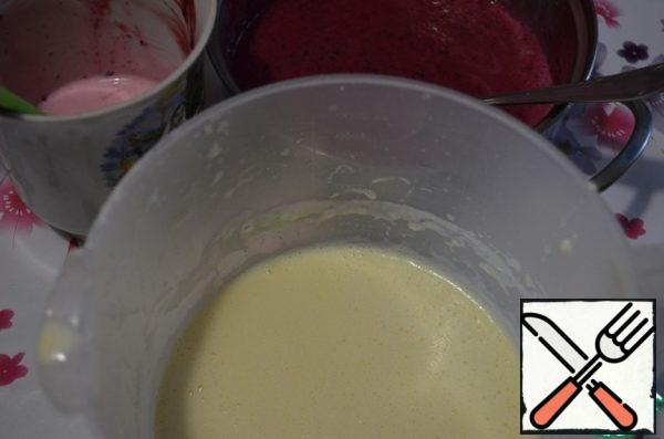 Egg-cream mixture resembles the consistency of liquid sour cream. It can immediately add the berries and beat again.