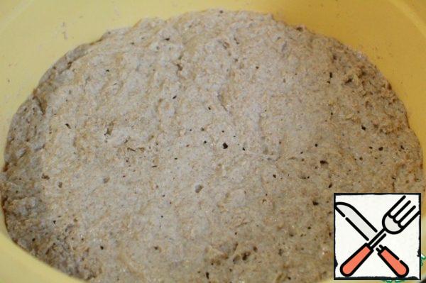 The dough is ready is above, as if a little dried crust.
An empty pan with a lid, or a duck dish with a lid, put in the oven, turn on the gas at 220 degrees.