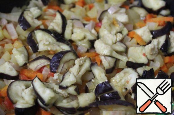 Lay out the eggplant and simmer for a couple of minutes.
Add tomato sauce, salt, sugar and tomato sauce to taste, cover and simmer for about 10 minutes.
